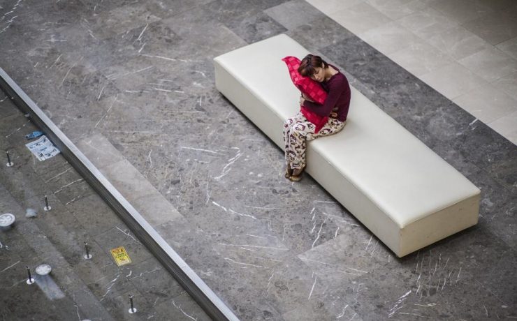 Somnul și inflamația: cât de mult contează orele de odihnă în recuperarea corpului 1 O persoană odihnindu-se confortabil în pat, cu un mediu de somn relaxant, într-o cameră întunecată și liniștită. Somnul de calitate este esențial pentru sănătatea și bunăstarea noastră, iar articolul nostru dezvăluie secretele unui somn odihnitor. Descoperă cum să învingi insomnia și să îți recâștigi liniștea nopții